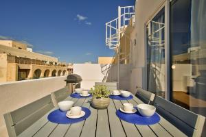 En balkon eller terrasse på Sliema 2-bedroom Central Apartments and Penthouse with jacuzzi