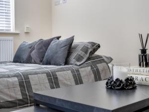 a living room with a couch and a table at Lavish 1 Bedroom Apartment in London