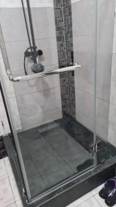 una doccia con una porta in vetro in un bagno di Heritage a Quatre Bornes