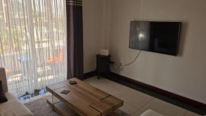 un soggiorno con tavolino e TV a schermo piatto di Heritage a Quatre Bornes