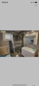 马赛Chambre dans maison partagée的浴室里有洗手池和镜子