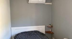 马赛Chambre dans maison partagée的房间的一角，有一张床和一个加热器