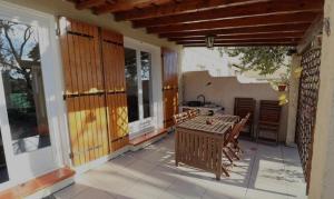 马赛Chambre dans maison partagée的房子上带桌椅的露台