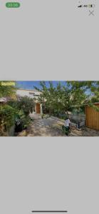 马赛Chambre dans maison partagée的一个人在院子里玩滑板 更多5张照片