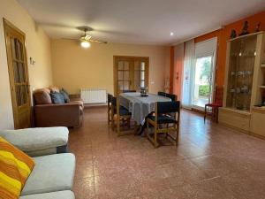 Ruang duduk di Pet-Friendly Villa with Pool
