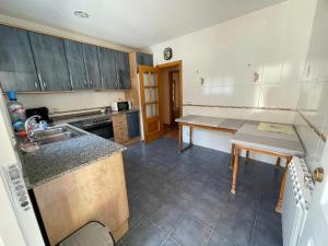 Dapur atau dapur kecil di Pet-Friendly Villa with Pool +22 gambar