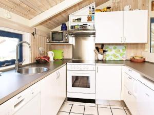 Kuchyň nebo kuchyňský kout v ubytování 8 person holiday home in Læsø-By Traum + 16 fotografií