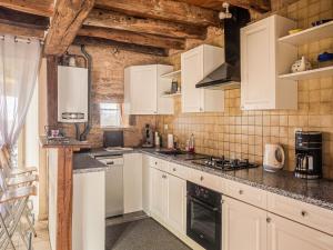 eine weiße Küche mit weißen Schränken und Geräten in der Unterkunft Holiday home in paradise with private pool in Meyrals