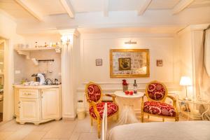 ein Zimmer mit Tisch und Stühlen und eine Küche in der Unterkunft Villa Segalla in Rovinj