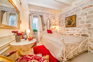 um quarto com uma cama e uma parede de pedra em Villa Segalla em Rovinj