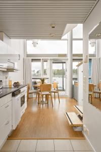 Köök või kööginurk majutusasutuses Holiday Club Tampereen Kehräämö Apartments