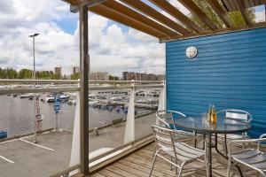 Rõdu või terrass majutusasutuses Holiday Club Tampereen Kehräämö Apartments