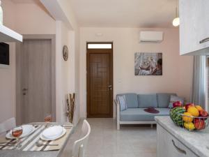 Posezení v ubytování Attractive holiday home with shared pool