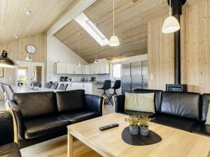 Η κουζίνα ή μικρή κουζίνα στο 20 person holiday home in Løkken