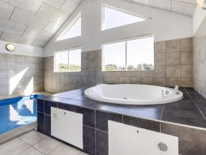 Ένα μπάνιο στο 20 person holiday home in Løkken