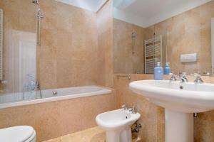 Koupelna v ubytování Luxury home + 30 fotografií