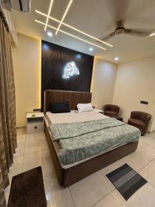 Postel nebo postele na pokoji v ubytování The Ganj Studio