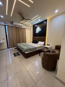 Postel nebo postele na pokoji v ubytování The Ganj Studio