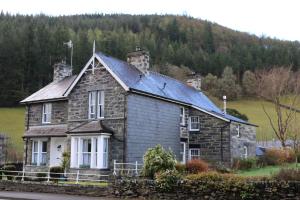 ein altes Steinhaus mitten auf einem Feld in der Unterkunft Bod Gwynedd Bed and Breakfast in Betws-y-coed