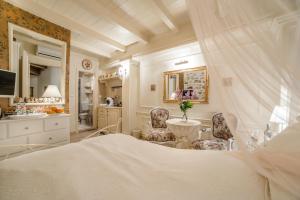ein Schlafzimmer mit einem Bett und einem Tisch und Stühlen in der Unterkunft Villa Segalla in Rovinj + 37 Fotos