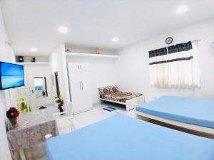 TV a/nebo společenská místnost v ubytování Mount Edge Riverside Hotel