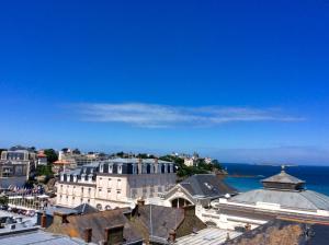 - une vue sur la ville, l'océan et les bâtiments dans l'établissement Les studios vue mer Le Matlo, à Dinard