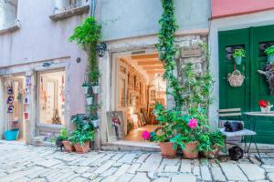 eine Fassade eines Gebäudes mit Topfpflanzen in der Unterkunft Villa Segalla in Rovinj