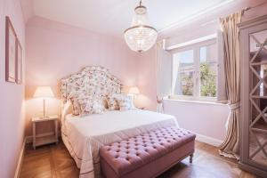 ein Schlafzimmer mit einem großen Bett mit einem großen Fenster in der Unterkunft Domus Florum Sorrento in Sorrent