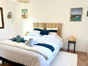 a bedroom with a large bed with blue pillows at Gîte Diamant, Vallée du Scorff, Nature, Bien-être, 6 personnes in Arzano