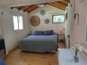 een slaapkamer met een bed in een kleine kamer bij Cabañita del bosque in Bariloche