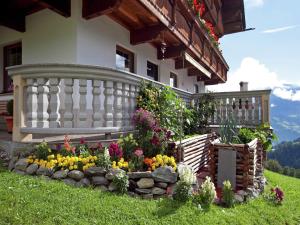 un jardín de flores frente a una casa en Apartment in Zillertal near Ski Slopes, en Fügen