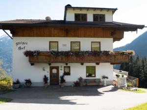 un edificio con un balcón con flores. en Apartment in Zillertal near Ski Slopes, en Fügen