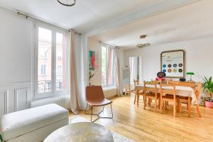 a living room with a table and a mirror at Modern and Calm 2 Bedroom Appartment T3 in Paris