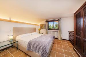 Postel nebo postele na pokoji v ubytování Villa Can Nofre, con un magnífico jardín y espectacular piscina + 25 fotografií