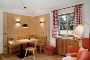 a dining room with a table and a window at Appartement Ammerheimat in Oberammergau