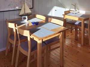 tavolo da pranzo con 2 sedie e tavolo in legno di 7 person holiday home in bru-By Traum a Bru Altre 19 foto