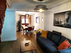 a living room with a couch and a table at Alojamiento Rural Ciudad Monumental in Baeza