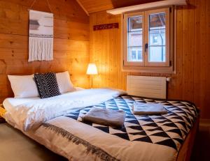 Postel nebo postele na pokoji v ubytování Vintage chalet in Kandersteg