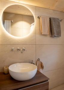 Koupelna v ubytování Vintage chalet in Kandersteg + 59 fotografií