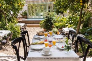 een tafel met borden en glazen sinaasappelsap bij Casa do Barao in Lissabon