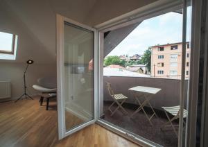 Cette chambre dispose d'un balcon avec des portes coulissantes en verre. dans l'établissement Kaizen's Central Apartments - Free Parking, à Sarajevo