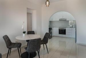 Kuchyň nebo kuchyňský kout v ubytování Phaedrus Living Golden Seaview Residence