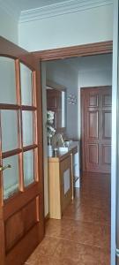メリーデにあるApartamento Marichuのドアとカウンターのある空のキッチン