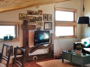 Μια τηλεόραση ή/και κέντρο ψυχαγωγίας στο 6 person holiday home in Nord-Lenangen +13 φωτογραφίες