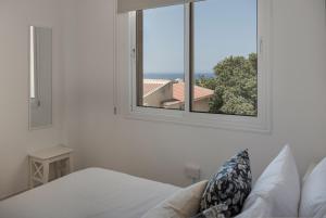 Postel nebo postele na pokoji v ubytování Phaedrus Living Golden Seaview Residence + 6 fotografií