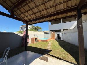 カボ・フリオにあるDunas do Peró, Cabo Frio 01の日よけ付きのパティオとプール付きの裏庭