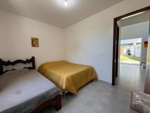 カボ・フリオにあるDunas do Peró, Cabo Frio 01のベッド2台と鏡のある寝室 +9枚の写真