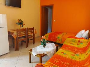 Camera con 2 letti, tavolo e frigorifero. di Avra Apartments a Leonidion (Leonidio)