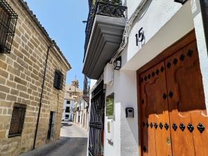 an alley with a wooden door on a building at Alojamiento Rural Ciudad Monumental in Baeza