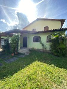 a house with a grass yard in front of it at Casa verde in Alcobaça
